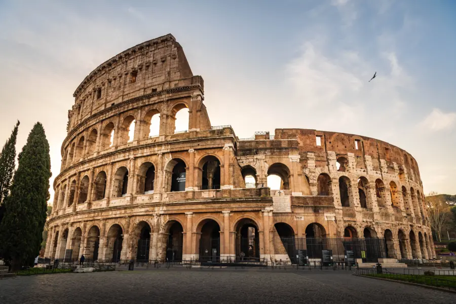 Avila Reizen Italy Rome Colosseum at sunset