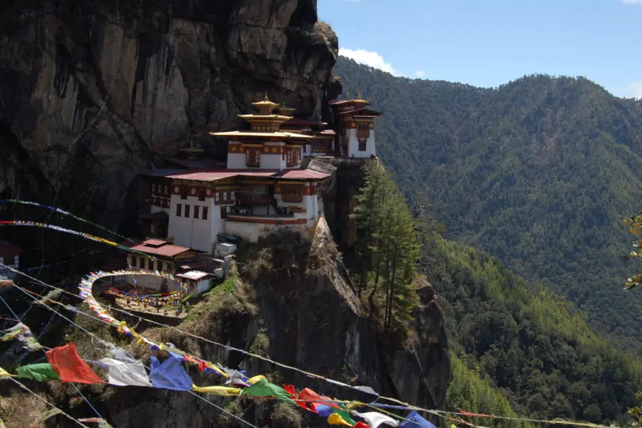 Taktshang with prayer flags3