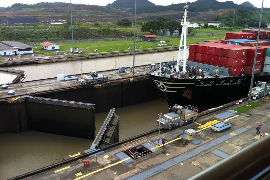 Miraflores locks: Hanjin Wilmington entering
